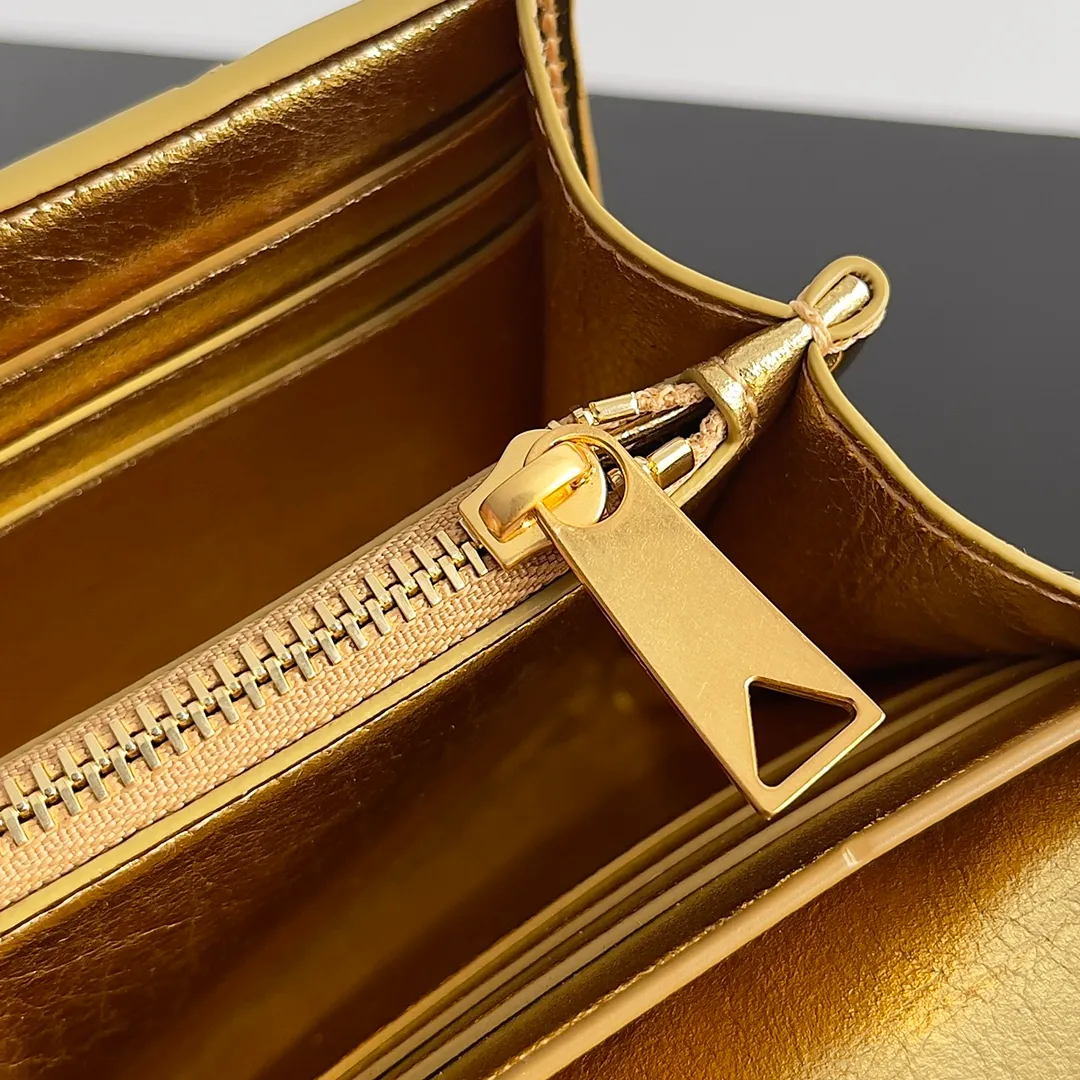 Batch 1160 BV Andiamo clutch wallet is super high-end🤎🤎How come the long clutch bag is so exquisite~ The braided style bag surface paired with all-copper hardware is really warm and high-end. The bag body is super light and can be grabbed easily! It can store a lot of small items and large mobile phones ~ very practical for daily use. Style number: 741504 Size: 19*11.5*3